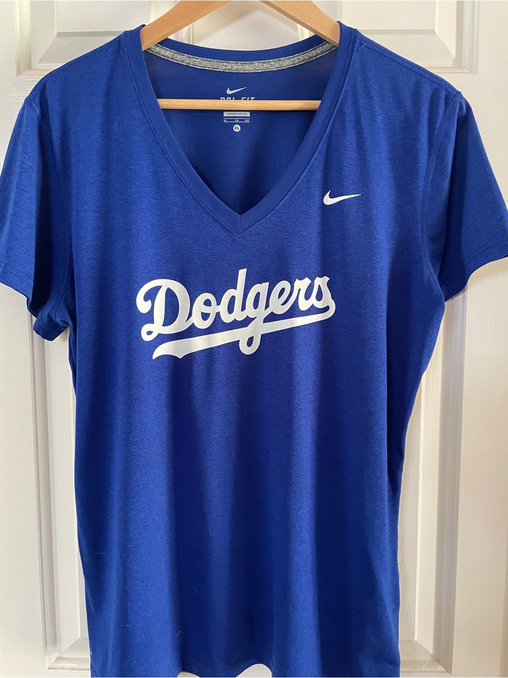 💙⚾️ Officially Licensed MLB Los Angeles Dodgers V-Neck T-shirt, Women’s (XL)